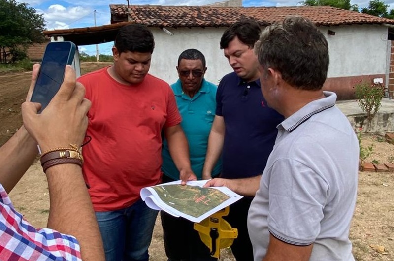 Taciano Diniz visita obra de pavimentação na comunidade São João em