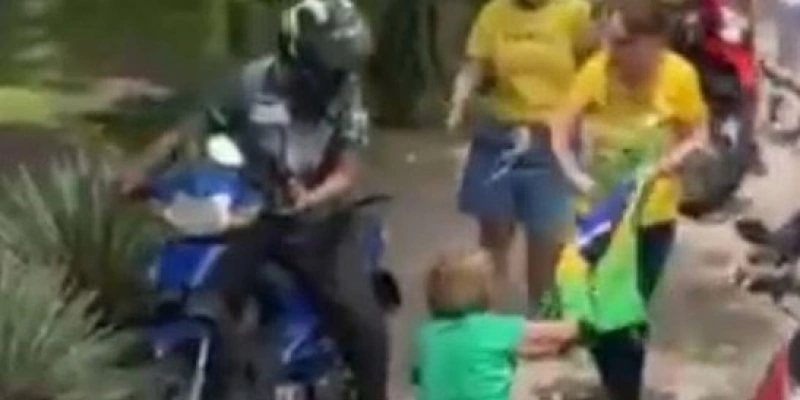 A vítima foi atingida por uma moto que invadiu a calçada - Reprodução
