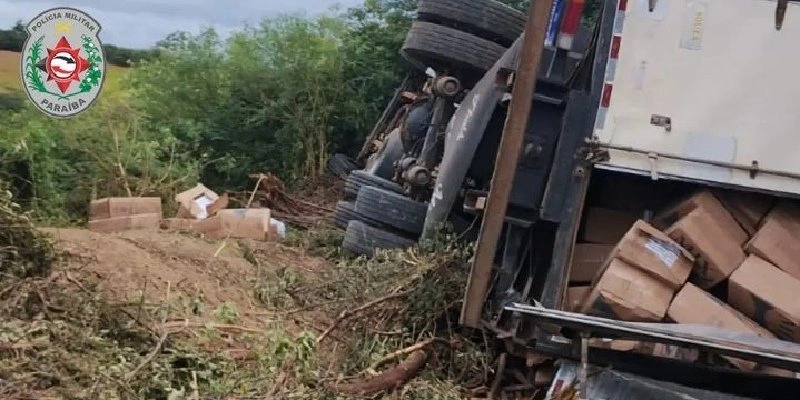 Carreta tombou na PB-400 - Divulgação 