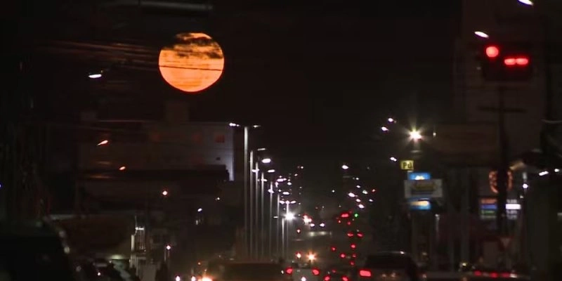 Imagem da 'Superlua de Morango' na cidade de Sousa, no Sertão da Paraíba - Beto Silva/TV Paraíba